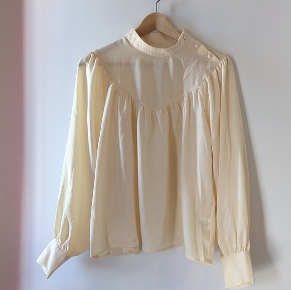 Cream blouse with puffy sleeves - Picture 2 of 6